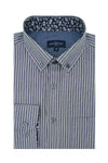 Chemise à rayures bleues et blanches pliée avec col fleuri sur fond blanc