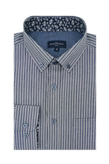 Chemise à rayures bleues et blanches pliée avec col fleuri sur fond blanc